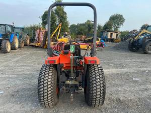 Tracteur compact ST-30 Kubota en très bon état sur pneus gazon, direction assistée, 4wd,30hp, hydrostatique - Product Image 2