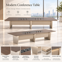 Grande table de salle de conférence au design moderne et exécutif avec deux prises électriques et une bande lumineuse pour salle de réunion