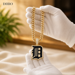 Collar con colgante de moissanita chapado en oro estilo hip hop con dije de letra negra para hombre, para uso diario. - Product Image 2