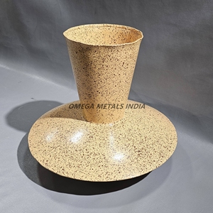 Vase en métal doré contemporain fabriqué à la main Matériau en bois avec finition texturée Corps évasé Pièce décorative pour tout espace - Product Image 3