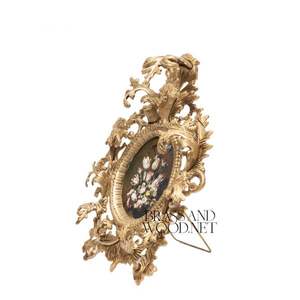 Marco adornado de latón antiguo con ilustraciones florales en diseño ovalado con intrincados detalles decorativos vintage - Product Image 3