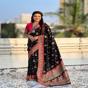 Sari de Seda Viscosa Pura VASTRA COTTAGE, Tradicional Meenakari, Pallu Tejido con Zari, Borde de Arte Popular con Blusa de Brocado en Contraste - Product Image 5