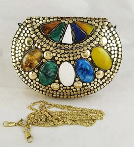 Exportateur indien offre le meilleur prix perles de résine en laiton d'amour des femmes pour la fête porter des cadeaux d'affaires dames corps croix résine - Product Image 4