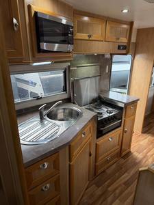 Caravana de Viaje Ligera de Aluminio para 4 Personas, Estándares Australianos, Todoterreno, con Energía Solar de 400W, Mejores Precios - Product Image 4