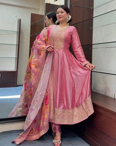 Anarkali rose cendré, Kurti évasé, pantalon, dupatta, soie banane, travail de zari doré, Anarkali entièrement évasé, haut, pantalon avec dupatta imprimé - Product Image 5