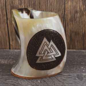 Taza de cuerno para beber tallada vikinga hecha a mano altamente pulida de alta calidad para vino y cerveza hecha con cuerno natural de la India - Product Image 1