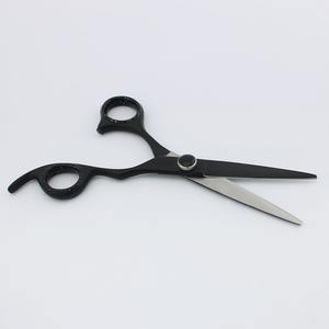 Juego de Tijeras Profesionales para Cortar y Entresacar Cabello con Recubrimiento Negro para Barberos y Salones de Belleza, Hechas de Acero Inoxidable de Alta Calidad - Product Image 3