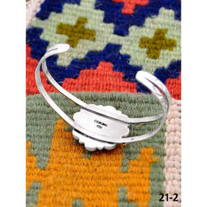 Brazalete de Moda Hecho a Mano en el Suroeste con Plata de Ley y Búfalo Blanco - Product Image 4