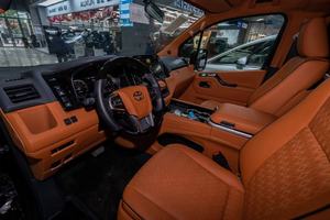 GranAce 2024 Usada, Camioneta de Pasajeros de Lujo, Motor a Gasolina, Volante a la Izquierda, Transmisión Automática, Emisión Euro IV, Color Oscuro, R17, Panorámica - Product Image 4