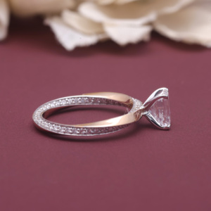 Anillo de Compromiso con Diamante Cultivado en Laboratorio con Corte Esmeralda Certificado por IGI, Anillo Solitario Cruzado en Oro Blanco/Amarillo y Rosa de 18K - Product Image 2