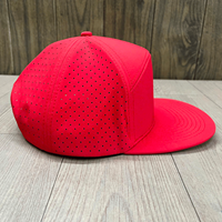 Sombreros ajustados de 7 paneles con logotipo bordado 3D personalizado Gorras impermeables de polietileno de color rojo Gorras cortadas con láser Gorro Snapback personalizado Sombreros