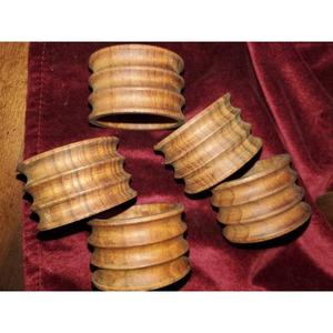 Rond de serviette en bois poli fabriqué à la main décoration de table à manger de ferme rustique adapté aux rassemblements de célébrations de mariage - Product Image 2