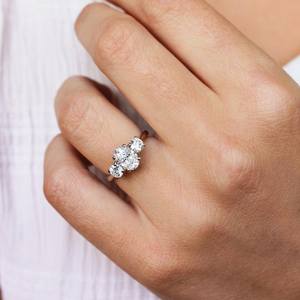 Bague en diamant taillé ovale en or massif 10k bague de mariage en diamant cultivé en laboratoire coupe ovale trois pierres bague de fiançailles en diamant empilable - Product Image 3