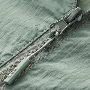 เสื้อแจ็คเก็ตผู้ชาย OEM สำหรับฤดูหนาว มีฮู้ด แต่งสีตัดกัน โลโก้ด้านหน้า เหมาะสำหรับกิจกรรมกลางแจ้ง ป้องกันแสงแดด ระบายอากาศได้ดี แห้งเร็ว คุณภาพสูง แฟชั่น - Product Image 6