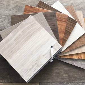 Fábrica de tablones de vinilo SPC personalizados, suelo de núcleo rígido con clic de grano de madera, cubierta absorbente de sonido de PVC ecológica para exteriores suave - Product Image 1