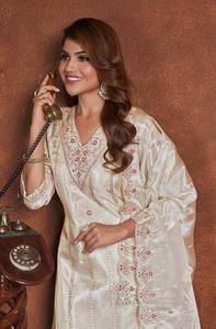 Hermoso último diseñador Kanjivaram Silk Kurti Pant Dupatta Atractivo bordado Trabajo para adultos Mujer Exportador de moda - Product Image 5