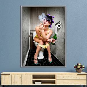 Lienzo estampado con estilo: Cuadro de una mujer fumando en el baño, con marco blanco - Product Image 1