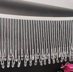 Flecos de cuentas hechos a mano de 12 cm de ancho, con cuentas de cristal y cuentas de semillas, dorados y transparentes. - Product Image 1