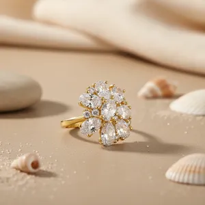 Anillo de Mujer Chapado en Oro Rosa, Estilo Vintage, con Incrustaciones de Circonita Cúbica Blanca y Rodio, Diseño Ideal para Regalo - Product Image 1
