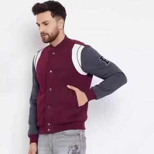 Chaqueta Bomber Varsity de lona con manga de cuero de pez personalizada, chaqueta de invierno ajustada con forro polar, botón de piel de oveja para hombres y mujeres - Product Image 3
