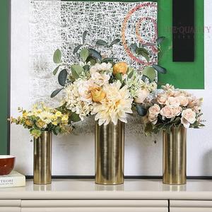 Vase décoratif de table en métal artisanal, finition lisse et forme élégante, parfait pour les arrangements floraux - Product Image 4