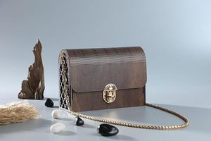 Bolso de mano de madera artesanal para mujer, para fiestas nocturnas, bolso de mano de madera premium hecho a mano con diseño de incrustaciones de resina a bajo costo - Product Image 5