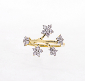 Anillo de diamantes florales de oro amarillo de 14 quilates Aspecto elegante y moderno con diseño de envoltura abierta y múltiples pétalos de racimo - Product Image 6