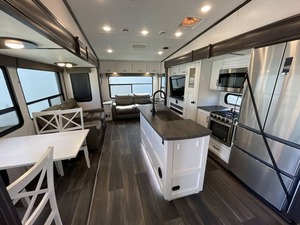 Remolque de Campamento Usado en Excelentes Condiciones, Nuevo Modelo 2022 Dutchmen A-t-l-a-s 3172R-L-K-B en Venta para Campamento y Viajes - Product Image 3