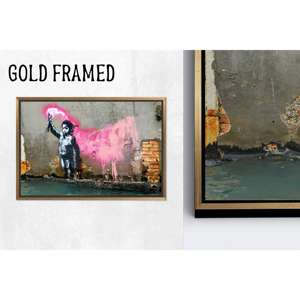 Impresión en Lienzo de Graffiti de Niño Migrante de Banksy: Decoración Moderna para Pared, 1 Pieza con Marco Dorado - Product Image 1