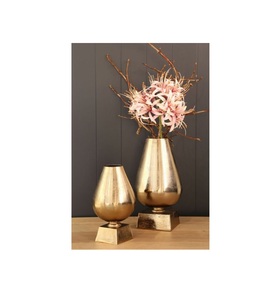 Vase à fleurs en métal fait à la main de qualité supérieure avec des détails exclusifs gravés à la main pour une décoration intérieure élégante et élégante - Product Image 1