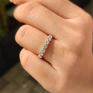 Anillo de Boda con Diamantes de Corte Redondo VS Clarity y Engaste Compartido, en Oro Amarillo Fino de 10k con Tecnología de Engaste para Promesas y Regalos - Product Image 2