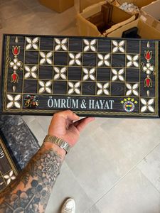 DAFNI BIG PAZAR Échiquier en bois personnalisé avec noms gravés, design de luxe fait main imprimé en typographie, provenant d'Istanbul - Product Image 2
