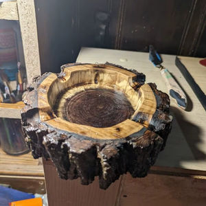 Cenicero de madera de forma redonda para uso en mesa Ideal para soportes de cigarrillos y configuración de decoración de barra de hogar - Product Image 1