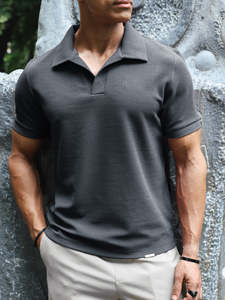 Polo pour homme personnalisable avec col et bordures gris, matière premium à séchage rapide, idéal pour les vêtements promotionnels, les vêtements de golf - Product Image 2