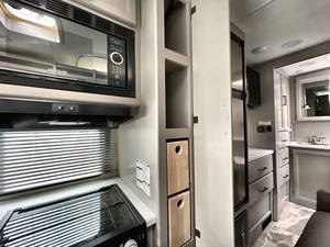 Autocaravana de Lujo Thor Motor 2024 Quantum, Emisión Euro 5, Capacidad para 4-6 Pasajeros, Piso Acrílico, Horno Microondas, Aire Acondicionado - Product Image 2