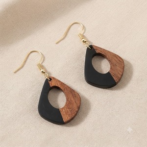 Pendientes Huggie Geométricos Hechos a Mano de Madera y Resina, Plateados, Estilo Boho, Joyería de Moda para Mujer - Product Image 1