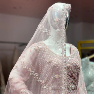 Tissu en filet de couleur claire Lehenga avec travail à la main lourd et mèches fantaisie New Jarkan Stone Work Flair Taaj Bits Collection pour les fêtes - Product Image 1