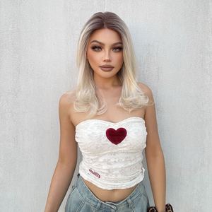 Perruque synthétique bouclée mi-longue blond clair Roxy-DWY avec dentelle transparente, raie libre et racines intégrées - Product Image 1