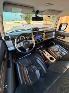 Toyota FJ Cruiser VXR 2012 Usado, SUV Usado, Volante a la Izquierda, Automático, R17, Tracción en las Cuatro Ruedas, Portaequipajes de Aluminio, Asientos de Tela Oscura |   Listo para Exportar - Product Image 3