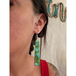Pendientes Colgantes de Plata de Ley y Turquesa Verde Mohave, Hechos a Mano por los Navajo, Objetos Culturales Coleccionables - Product Image 2