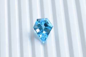 Topacio azul suizo Forma de diamante natural Piedra de corte escalonado facetado 15,5x12x8 MM Piedra preciosa suelta natural Piedra de topacio suelta Calidad superior - Product Image 3