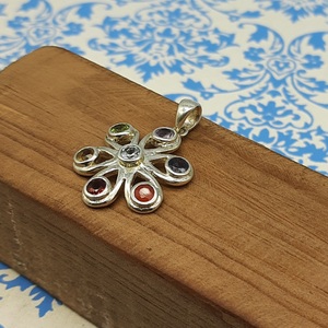 925 Pendentif Chakra en argent fait main avec Malachite Turquoise Améthyste Cornaline Larimar Onyx noir et Quartz Rose Bijoux de guérison - Product Image 4