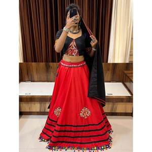 Magnifique ensemble de vêtements pour femmes en coton rouge avec travail Gamthi, Lehenga Choli et Dupatta - Product Image 4