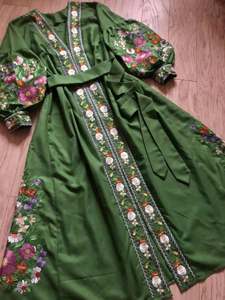 Robe d'hiver élégante et moderne avec broderie florale unique Magnifique tissage lourd Travail manuel écologique pour un look élégant - Product Image 2