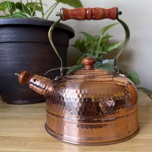 กาต้มน้ำทองแดงตกแต่งโบราณที่มีด้ามจับโค้งและ Patina เสร็จสิ้นเหมาะสำหรับการแสดงหิ้งหรือเปิดชั้นวาง - Product Image 4