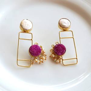 ต่างหูแบบห้อยประดับอัญมณีเนื้อนุ่ม ชุบทอง 18K ผลิตด้วยมืออย่างประณีต สามารถปรับแต่งสีและโลโก้ได้ เหมาะสำหรับใส่ในชีวิตประจำวันและงานปาร์ตี้ - Product Image 1