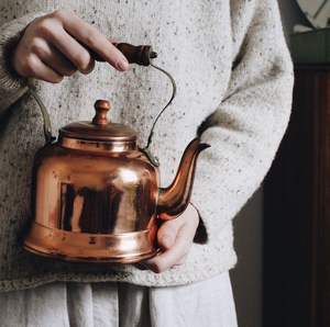Bouilloire en cuivre de qualité supérieure avec un look élégant et une poignée en bois pour une utilisation pratique dans la cuisine et une présentation élégante - Product Image 4