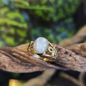 แหวนพลอยมูนสโตนเงินแท้ ชุบทอง 181K ปรับขนาดได้ หรูหรา เหมาะสำหรับงานแต่งงาน งานเลี้ยงฉลองครบรอบ ของขวัญคริสเตียน - Product Image 1