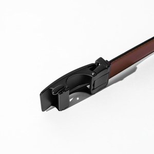 Cinturón de Cuero Genuino para Hombre TST3104 con Cierre Automático, Textura de Carbono, Diseño Resistente a los Arañazos - Product Image 3