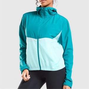 Veste coupe-vent imperméable à logo personnalisé OEM, de haute qualité, unisexe, respirante, écologique, patchwork, pour la salle de sport et l'entraînement - Product Image 1